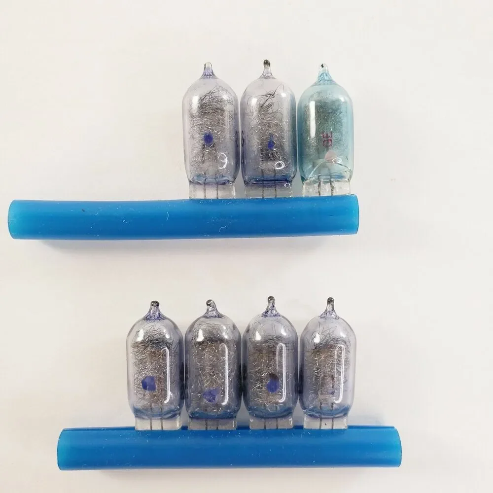 2 Sylvania Blue Dot Flash Cubes & Bulbs Vtg Camera Accessory Photography Parts